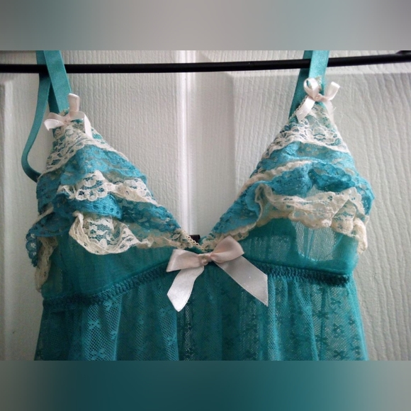 Blue laced dress lined with white lace lingerie - Picture 4 of 6